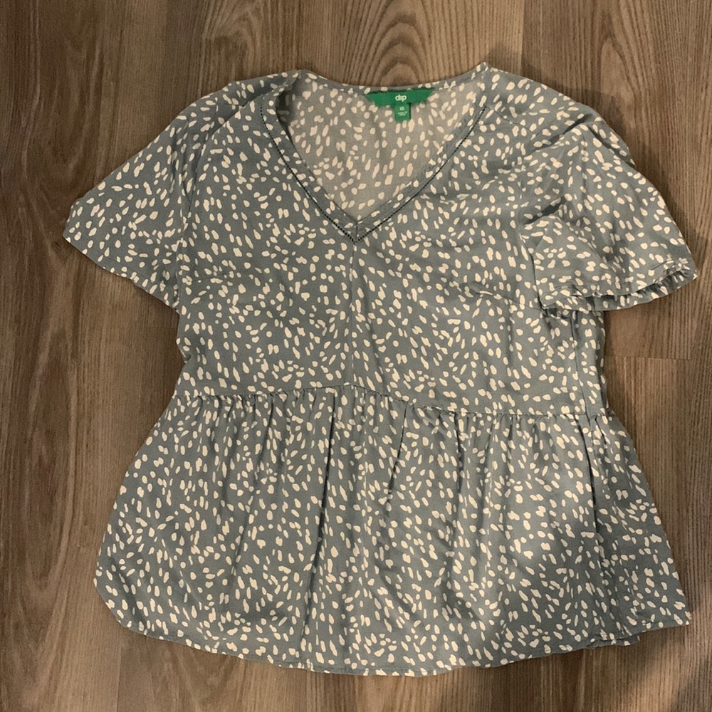dressy top. size is an xs. color is sky blue